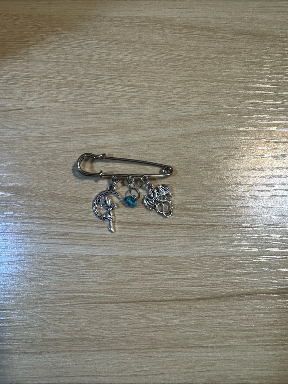 🧚 🐉 Silver toned Safety Pin Brooch with Turquoise Accent
